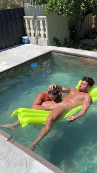 Sex în piscină