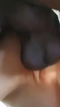 Piccola bionda prende enormi cazzi da 11 in una gangbang anale pecorina in pubblico