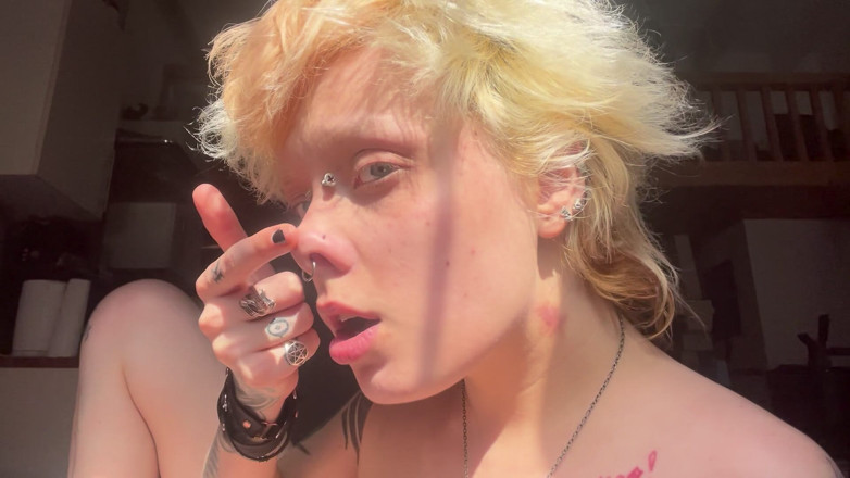Glitterqueen1999: Fată gotică la soare fetiș nas frecat nasul de porc