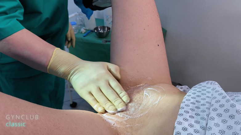 Medical fetish studio gynclub: Rasage sur une table de gynéco