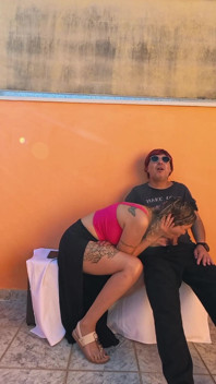 Kör adam halka açık bir yerde otururken şanslı bir gün.