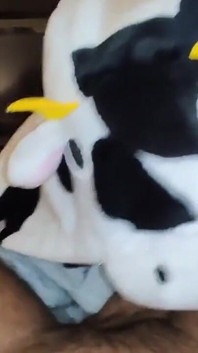 Bir ineğin içinde pijama ateşli sütümü kazanana kadar büyük sünnetsiz yarağımı emiyor ve biniyor