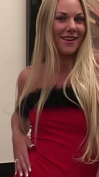 Napalona blondynka ssie dildo w łazience