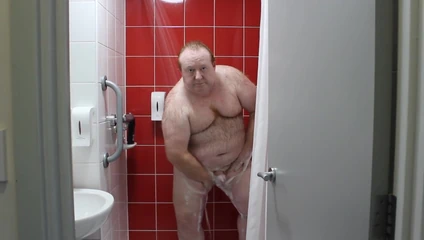 Pappa björn duschar på hotellet