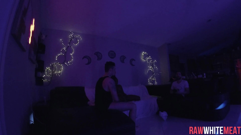 Raw White Meat: Gut bestückter weißer junge zerreißt enge schwarze muschi-bts