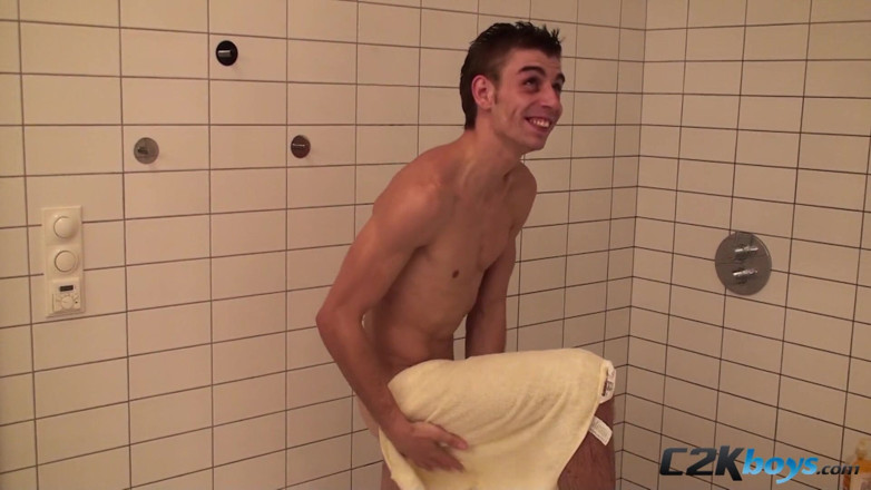 C2K Boys: Wolfgang se burla del culo y se ducha para limpiarse...