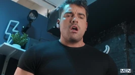 Erkekler - Presley Scott bir boksörün büyük yarağına dokunduktan sonra tahrik oluyor, emiyor, domalarak sikişiyor