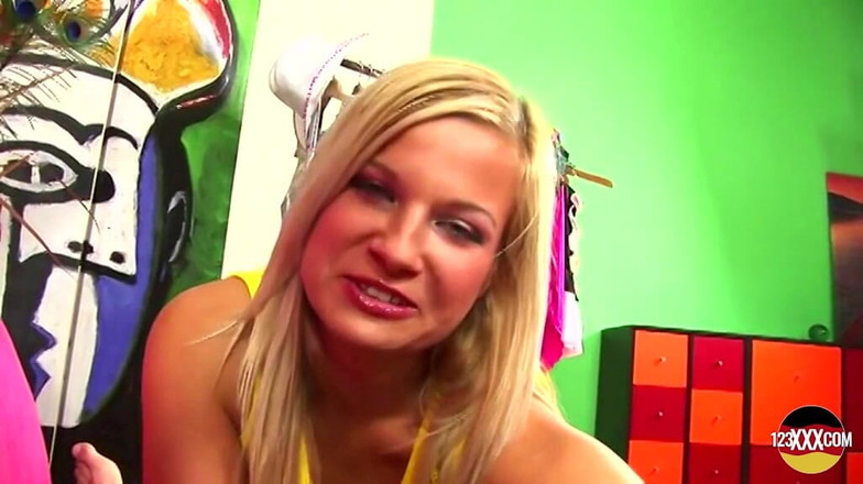 123XXX - 100% Amateurs: Hermosa nena alemana tiene un fetiche para follar en primer...