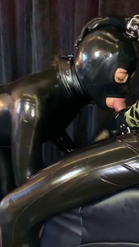 Folosit pentru plăcere - Alex în latex