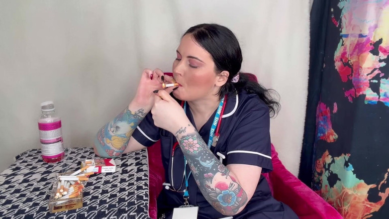 MissFFW: Infermiera donna donna fuma più sigarette contemporaneamente