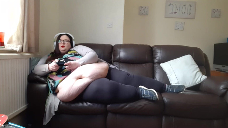 SSBBWLadyBrads: BBW SSBBW plays video games with belly