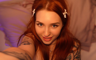 Honey Sasha: 虚拟女孩深邃的眼神和温柔的触感会让你在辛苦工作一周后放松下来