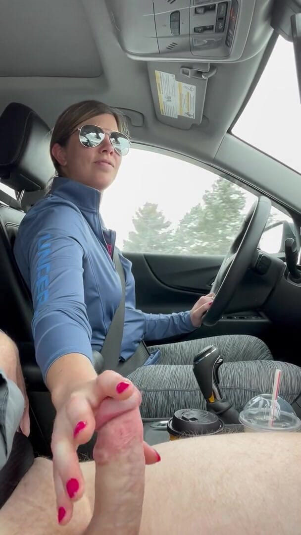 Lisa Brooks: Hübsche brünette greift über und wichst mich in ihrem auto