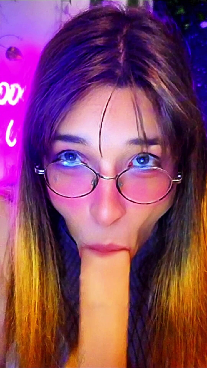 Bella Roar: Wielkie cycki trans dziewczyna jest prawdziwym kutasem głodnym dziwką