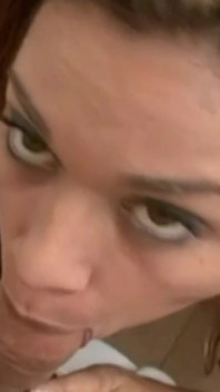 Halley Jade realmente le encanta cuando algunos hombres se hacen cargo y se la hacen