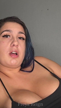 Branlette à la fenêtre de la chambre : jeu de coaching masturbatoire risqué chuchoté