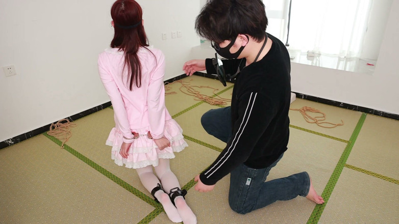 Asian bondage: แฟนสาวถุงน่องสีขาวน่ารักถูกมัดและใส่โซ่ตรวน ทําให้เธอรู้สึกคันไปทั้งตัว