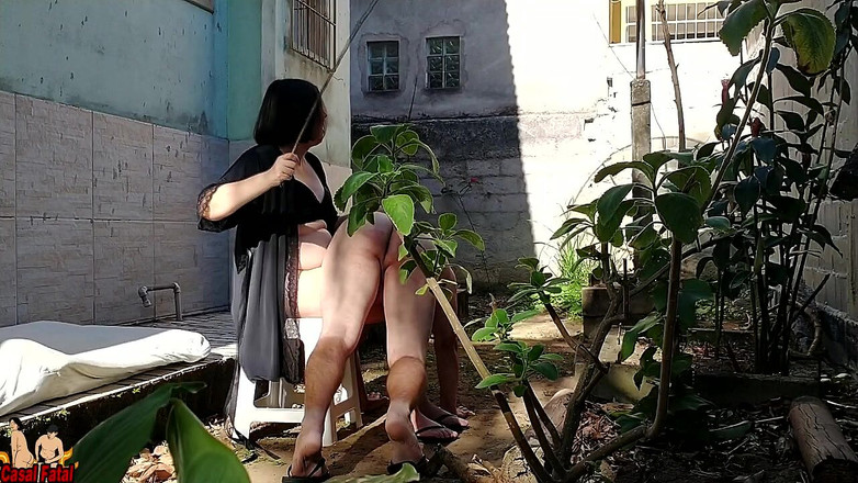 Casal Fatal: Mijn slaaf buitenshuis straffen. Ik noem hem cuckold. Ik streel...