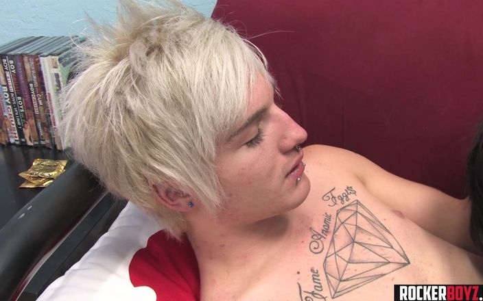 Rocker Boyz: Des jumelles émo américaines excitées sucent et baisent