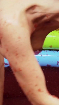 Лесбійське спокушання між Романою Райдер і Таммі Лі двома повіями з сексуальними татуюваннями і волоссям брюнетки насолоджуються облизуванням своїх пизд