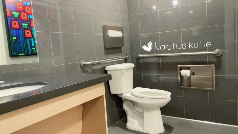 kactus kutie: Excitée et désespérée de faire pipi dans mon bikini