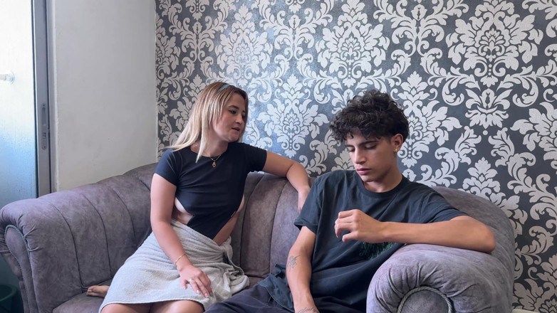 KenaySexxx: Dicker arsch, stiefmutter bringt ihrem kleinen stiefsohn bei, wie man...