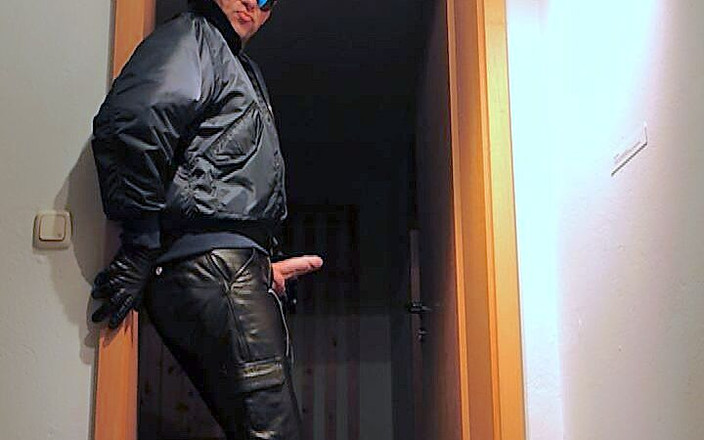 GERMANE_XL: Policial de couro 36