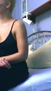 La bionda matura vixen fa un deepthroat ad un dildo e si sditalina la sua figa imbevuta