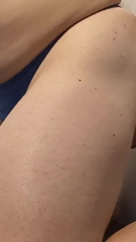 Sissy Deepthroats dildo v pejsku před jízdou dokud Sissygasm a jí její sperma