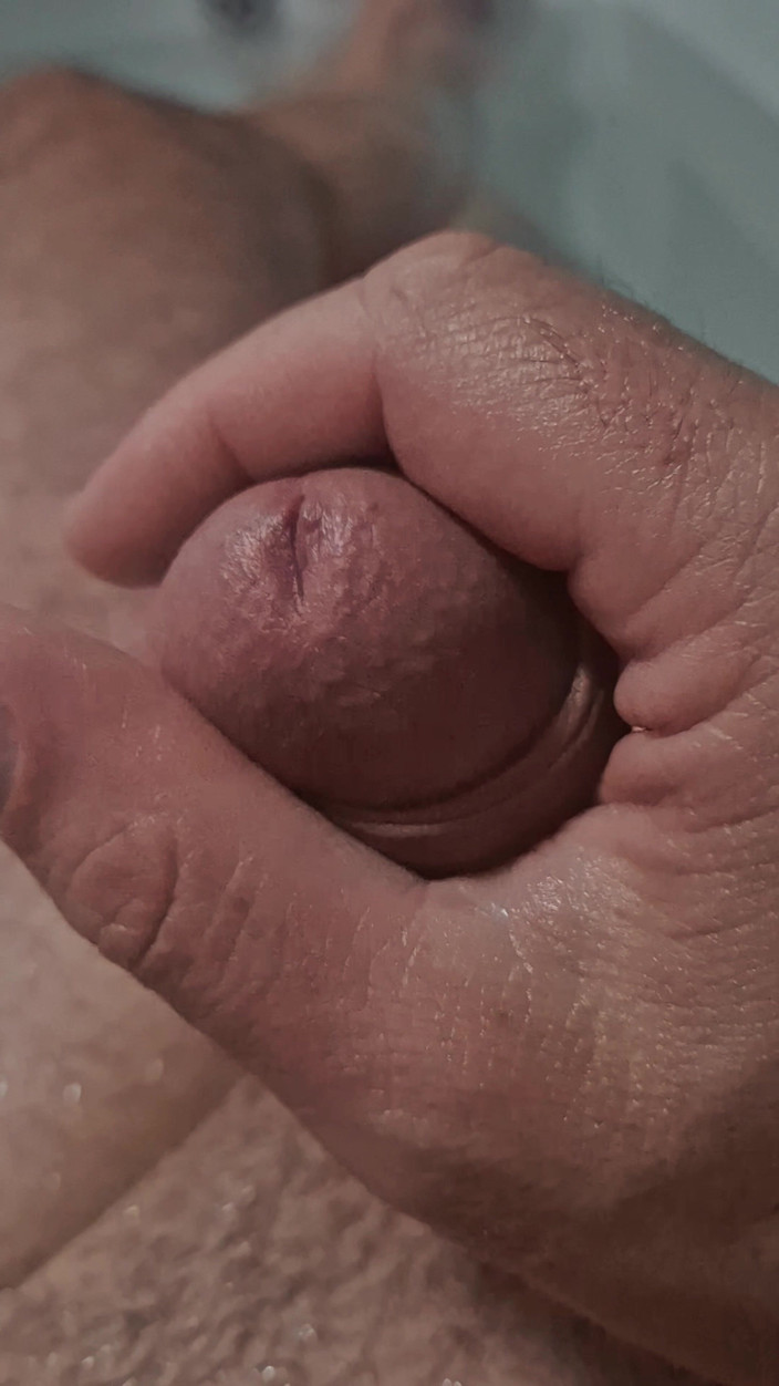 Cums so yummy: Semi měkký obřezaný čůrák si hraje ve vaně