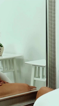 Holly Anderson meletakkan dildo ke dalam pepeknya