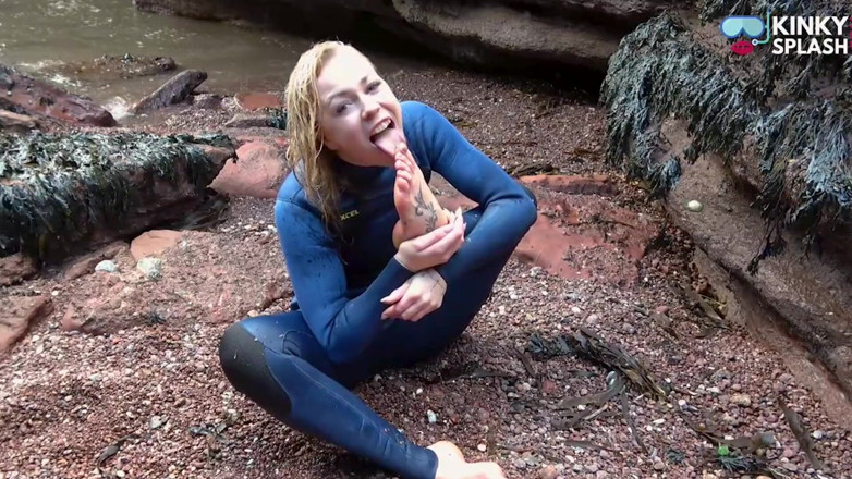 UKCuteGirl Lucy Lauren: Si jalang menghisap pakaian basah masin Toe