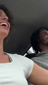 Une belle-mère se fait baiser dans une voiture avant une thérapie