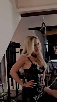 Sheela Sinner nemilosrdně lechtá na rack trest mého špinavého zahradníka