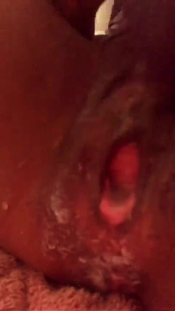 Freaky relatives: 牙买加女孩天空奶油在振动器上