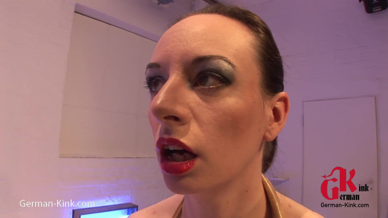 German Kink: Femdom - 4 wanita di atas satu pria malang