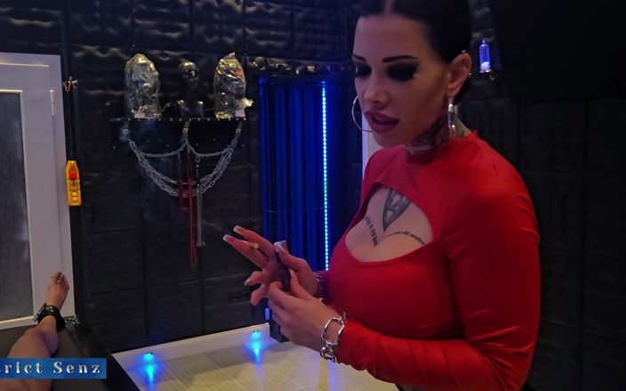 Strict Senz: Miss Alessa Milano Sigaret Violet toverstaf op de Rack Suite...