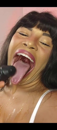 安娜同时用4根鸡巴打破她的山羊喉咙