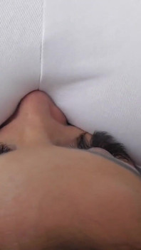 La cara de una milf cachonda sentada uno al otro