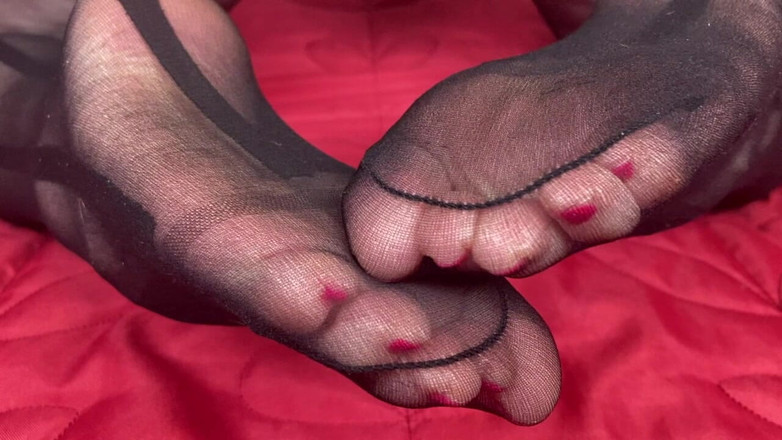 Mr MF: Mevrouw rijpe voeten pronken met haar nieuwe sexy zwarte bodystocking