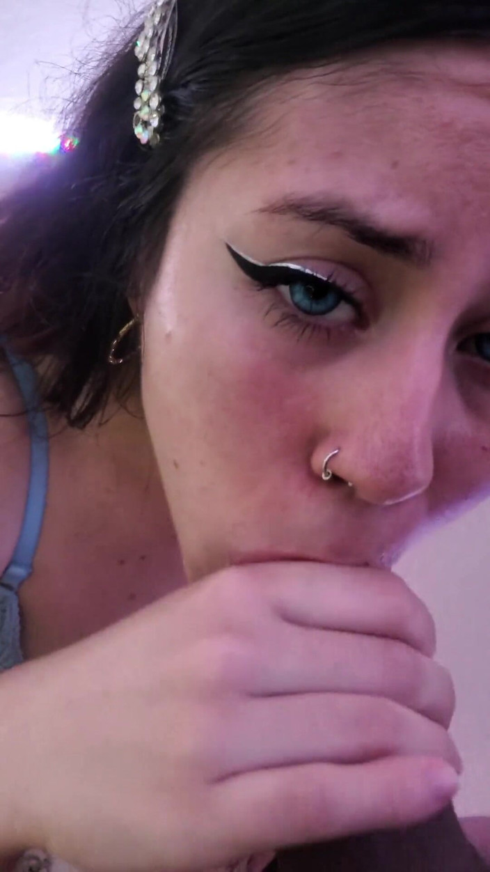 DherlyDoll: Sexy holka kouří, dokud se jí nevystříkám do pusy