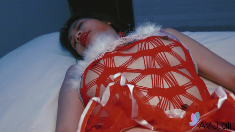 AV Jiali: Büyük memeli esmer erkek arkadaşını aldatıyor