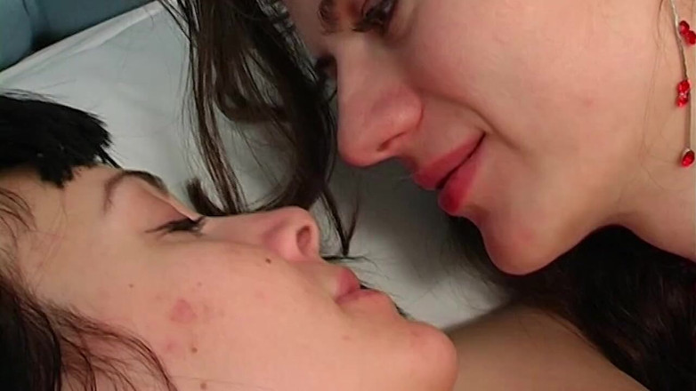 SapphoFilms - By Nikoletta Garian - Real Lesbian: 小奶子德国女孩摩擦她们的阴户