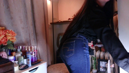 Raven Willow: Mein arsch sieht gut in jeans aus