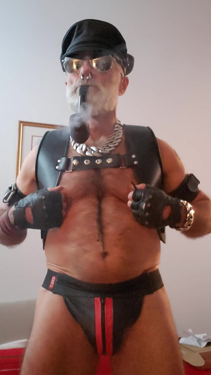 Muscles Cigar FFPig: Zigarre stiefvater genießt Pfeife mit einem neuen Paar Nippelklemmen Von...