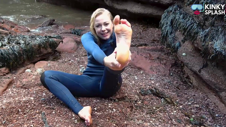 UKCuteGirl Lucy Lauren: Une salope suce une salope en combinaison