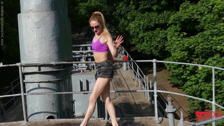 Gymnastic: Flexibilní dobrodružství na lodi se sexy šaty