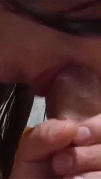 Geile stiefzus zuigt de lul van haar stiefbroer als hun ouders ze met rust laten
