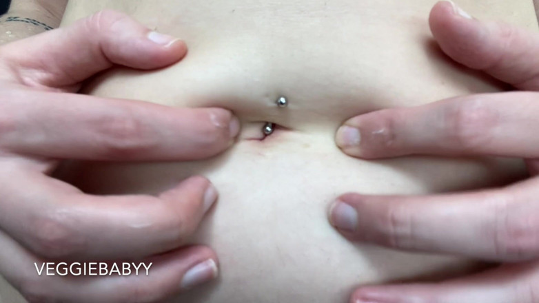 Veggiebabyy: Strofinando la lozione sull'ombelico