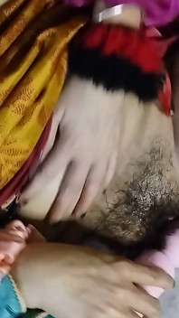 Bhabhi wstawił zabawkę erotyczną do cipki i wyjął sok z cipki